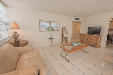 Condo in Hollywood, Florida, 2 bedrooms  № 1898111 - photo 13