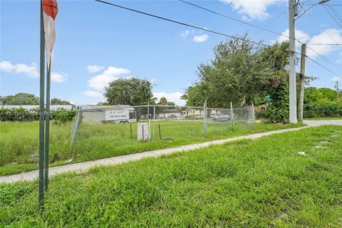 Propiedad comercial en venta en West Palm Beach, Florida № 1978158 - foto 18