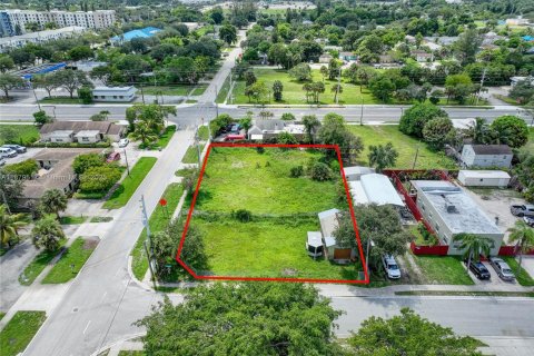 Propiedad comercial en venta en West Palm Beach, Florida № 1978158 - foto 11