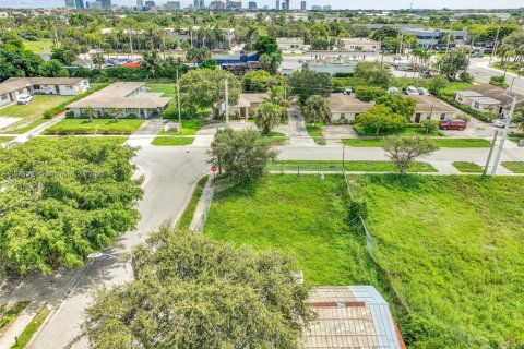 Propiedad comercial en venta en West Palm Beach, Florida № 1978158 - foto 2