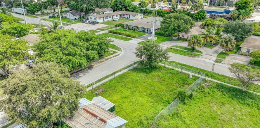 Propiedad comercial en West Palm Beach, Florida № 1978158