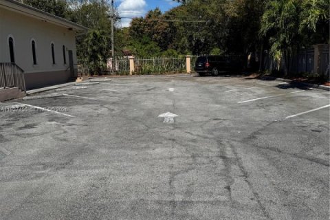Commercial property in North Miami, Florida № 2240113 - photo 8