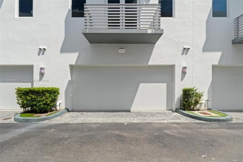 Townhouse in Doral, Florida 4 bedrooms, 223.71 sq.m. № 1888195 - photo 14