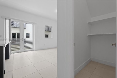 Townhouse in Doral, Florida 4 bedrooms, 223.71 sq.m. № 1888195 - photo 27