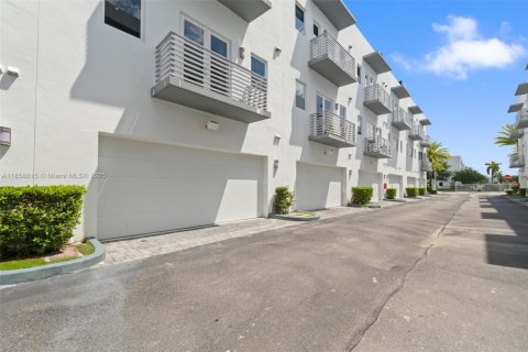 Townhouse in Doral, Florida 4 bedrooms, 223.71 sq.m. № 1888195 - photo 15