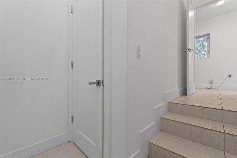 Townhouse in Doral, Florida 4 bedrooms, 223.71 sq.m. № 1888195 - photo 11
