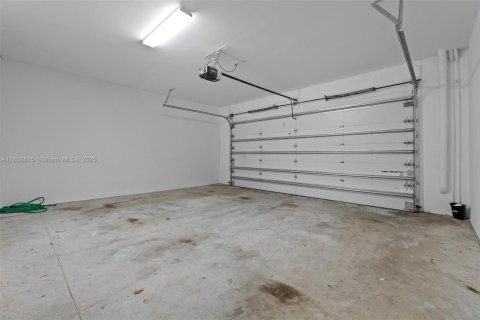 Townhouse in Doral, Florida 4 bedrooms, 223.71 sq.m. № 1888195 - photo 12