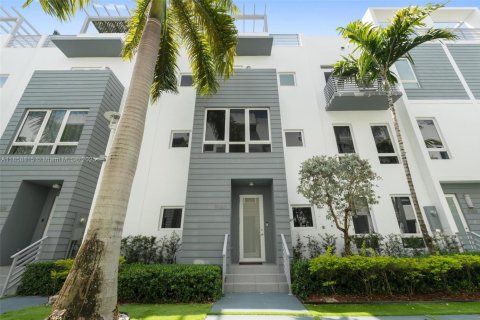 Townhouse in Doral, Florida 4 bedrooms, 223.71 sq.m. № 1888195 - photo 1