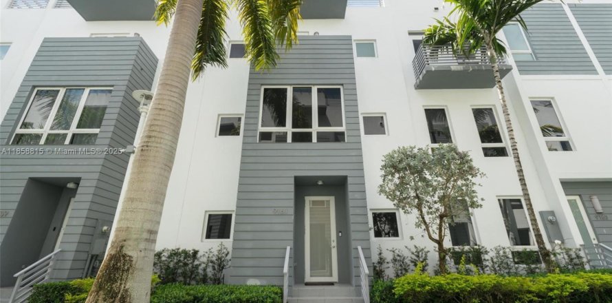 Townhouse in Doral, Florida 4 bedrooms, 223.71 sq.m. № 1888195