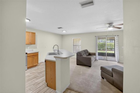 Townhouse in Brandon, Florida 3 bedrooms, 126.53 sq.m. № 2202957 - photo 4