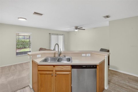 Townhouse in Brandon, Florida 3 bedrooms, 126.53 sq.m. № 2202957 - photo 8