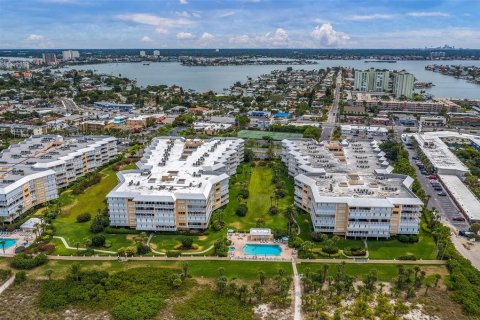 Condominio en alquiler en Saint Pete Beach, Florida, 3 dormitorios, 208.1 m2 № 2205657 - foto 2