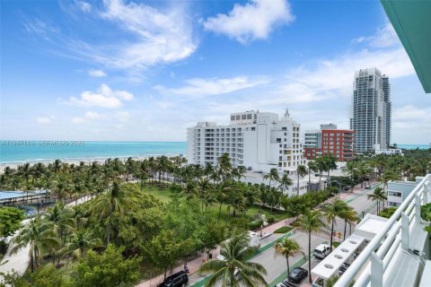 Condo in Miami Beach, Florida, 2 bedrooms  № 2066641 - photo 27