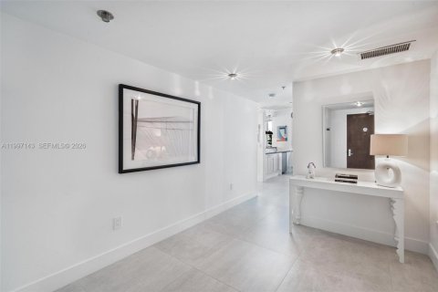 Condo in Miami Beach, Florida, 2 bedrooms  № 2066641 - photo 10