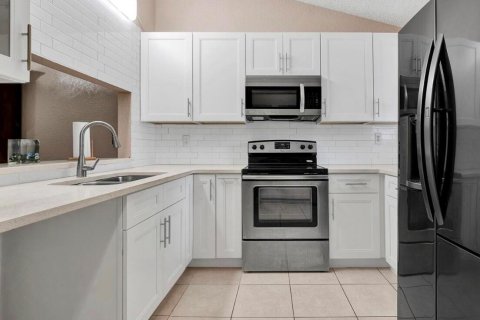 Apartment in Coral Springs, Florida 2 bedrooms, 92.9 sq.m. № 2288248 - photo 2