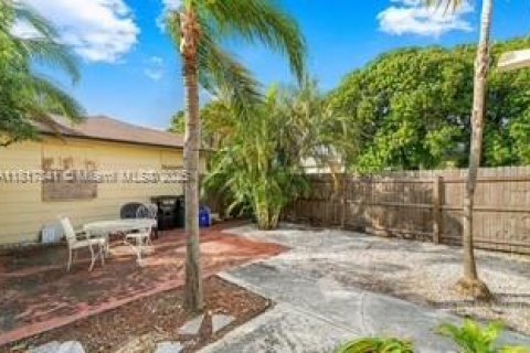 Commercial property in Lake Worth, Florida 126.25 sq.m. № 1775183 - photo 8