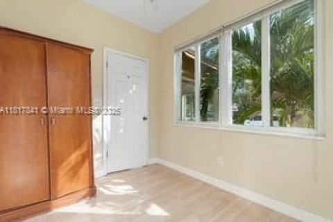 Commercial property in Lake Worth, Florida 126.25 sq.m. № 1775183 - photo 18