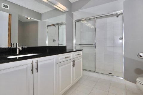 Condo in Aventura, Florida, 2 bedrooms  № 1942342 - photo 12