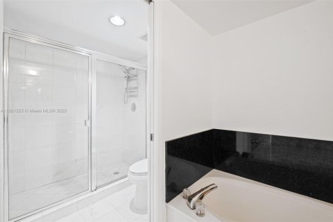 Condo in Aventura, Florida, 2 bedrooms  № 1942342 - photo 13