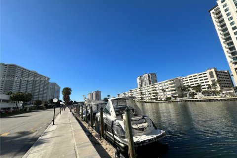 Copropriété à vendre à Sunny Isles Beach, Floride: 2 chambres, 125.42 m2 № 1950322 - photo 23