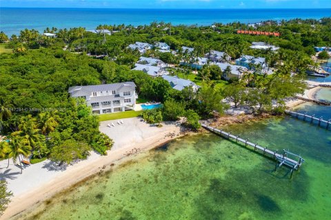 House in Islamorada, Village of Islands, Florida 7 bedrooms, 548.12 sq.m. № 1845431 - photo 8