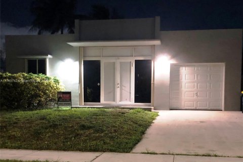 Villa ou maison à vendre à Dania Beach, Floride: 2 chambres, 170.57 m2 № 1983447 - photo 2