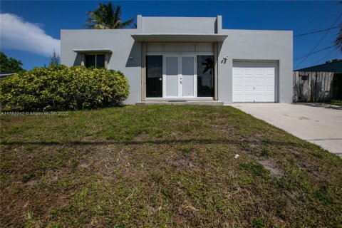 Villa ou maison à Dania Beach, Floride 2 chambres, 170.57 m2 № 1983447