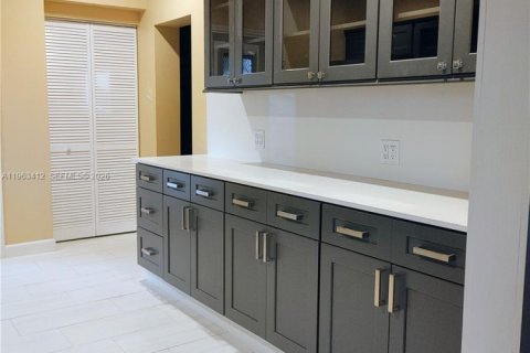 Villa ou maison à louer à Miami, Floride: 3 chambres, 141.95 m2 № 2026718 - photo 4