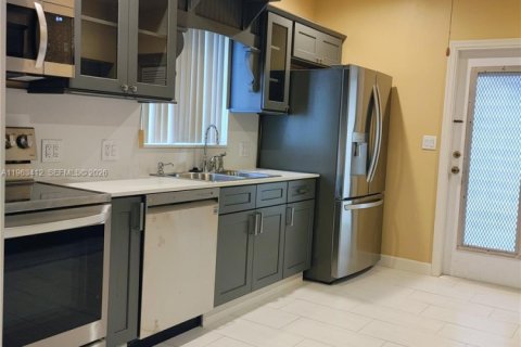 Villa ou maison à louer à Miami, Floride: 3 chambres, 141.95 m2 № 2026718 - photo 2