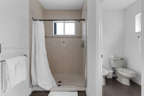 Casa en alquiler en Miami, Florida, 4 dormitorios, 231.88 m2 № 1979377 - foto 29