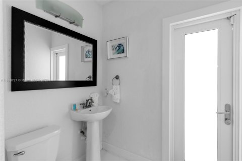 Casa en alquiler en Miami, Florida, 4 dormitorios, 231.88 m2 № 1979377 - foto 24