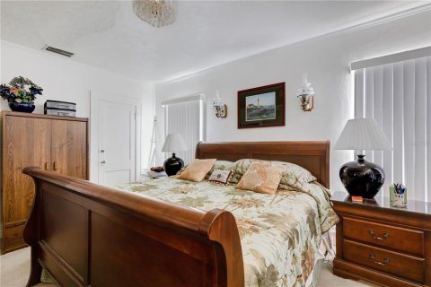 House in Saint Petersburg, Florida 5 bedrooms, 296.73 sq.m. № 2229265 - photo 22