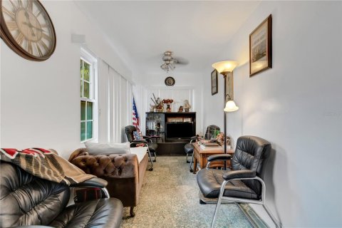 House in Saint Petersburg, Florida 5 bedrooms, 296.73 sq.m. № 2229265 - photo 18
