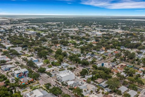 House in Saint Petersburg, Florida 5 bedrooms, 296.73 sq.m. № 2229265 - photo 5