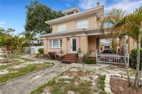 House in Saint Petersburg, Florida 5 bedrooms, 296.73 sq.m. № 2229265