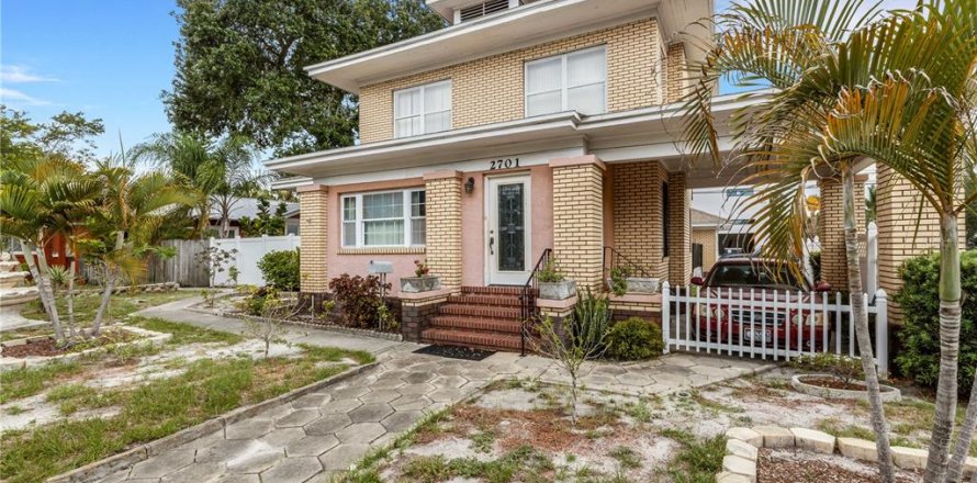 House in Saint Petersburg, Florida 5 bedrooms, 296.73 sq.m. № 2229265