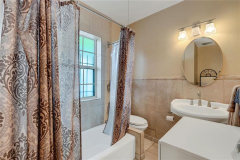 House in Saint Petersburg, Florida 5 bedrooms, 296.73 sq.m. № 2229265 - photo 21