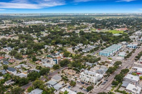 House in Saint Petersburg, Florida 5 bedrooms, 296.73 sq.m. № 2229265 - photo 6