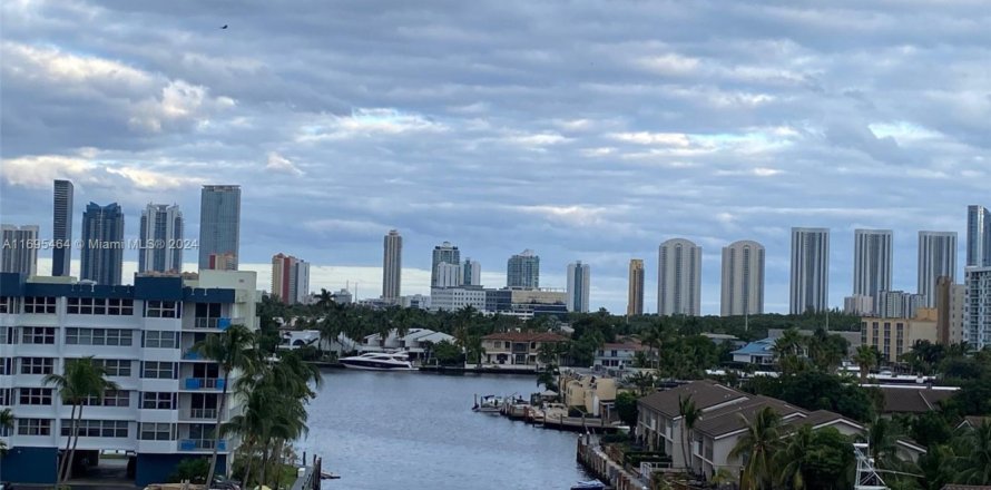 Condominio en North Miami Beach, Florida, 2 dormitorios № 1763376