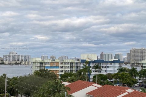 Condominio en venta en North Miami Beach, Florida, 2 dormitorios, 110.55 m2 № 1763376 - foto 11