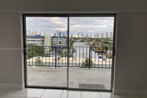 Condominio en venta en North Miami Beach, Florida, 2 dormitorios, 110.55 m2 № 1763376 - foto 7