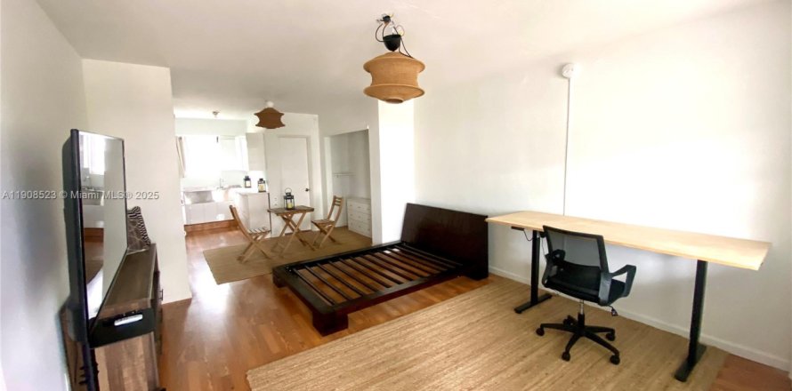 Studio in the Condo in Miami Beach, Florida № 1964169