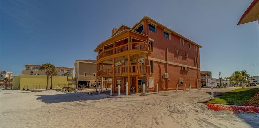Casa en Redington Shores, Florida 8 dormitorios, 518.39 m2 № 2386745