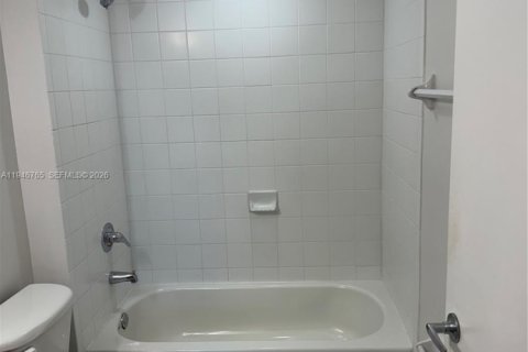 Condo in Miami, Florida, 2 bedrooms  № 2088991 - photo 17