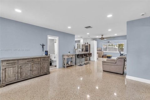 House in Hollywood, Florida 2 bedrooms, 108.14 sq.m. № 2067457 - photo 7