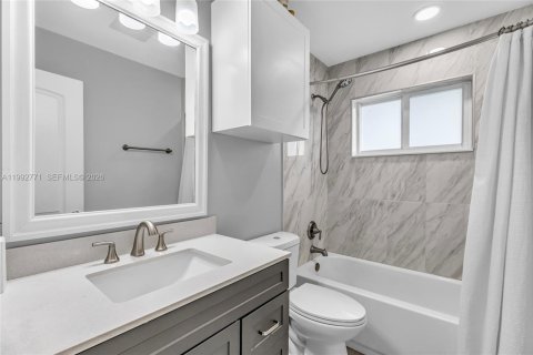 House in Hollywood, Florida 2 bedrooms, 108.14 sq.m. № 2067457 - photo 11