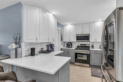 House in Hollywood, Florida 2 bedrooms, 108.14 sq.m. № 2067457 - photo 15