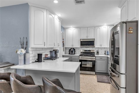 House in Hollywood, Florida 2 bedrooms, 108.14 sq.m. № 2067457 - photo 8