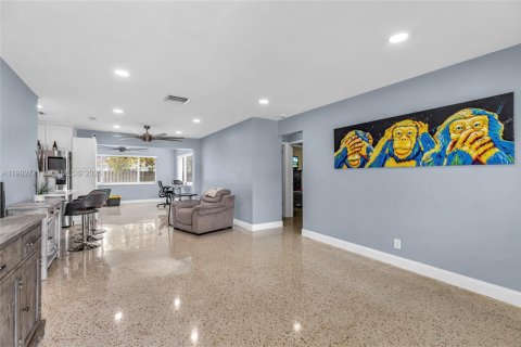 House in Hollywood, Florida 2 bedrooms, 108.14 sq.m. № 2067457 - photo 2