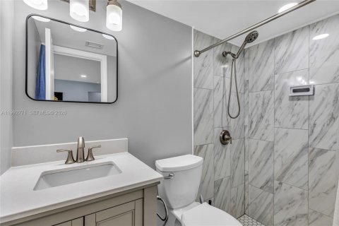 House in Hollywood, Florida 2 bedrooms, 108.14 sq.m. № 2067457 - photo 13